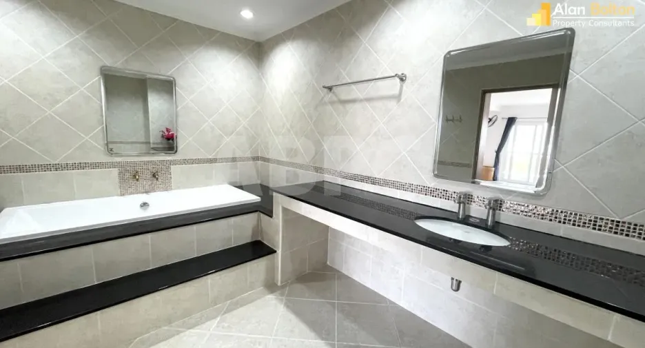 For rent and for sale 3 bedrooms condo in Bang Lamung, Chonburi