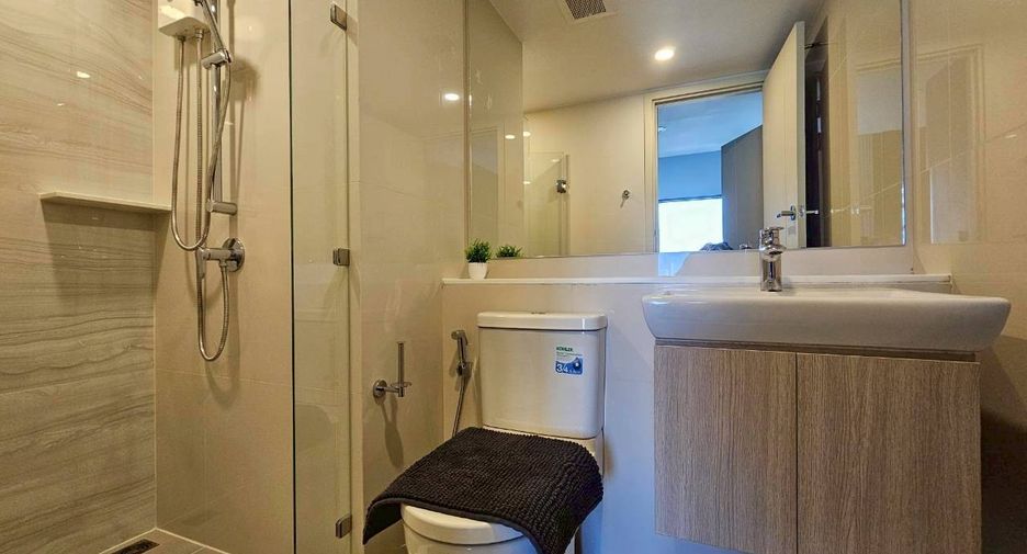 For rent 3 bedrooms condo in Khlong Toei, Bangkok