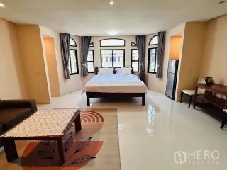 出租 4 卧室 联排别墅 在 Watthana, 曼谷