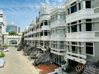 出租 4 卧室 联排别墅 在 Watthana, 曼谷