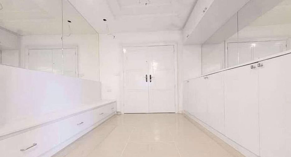 For sale 3 bedrooms condo in Khlong Toei, Bangkok