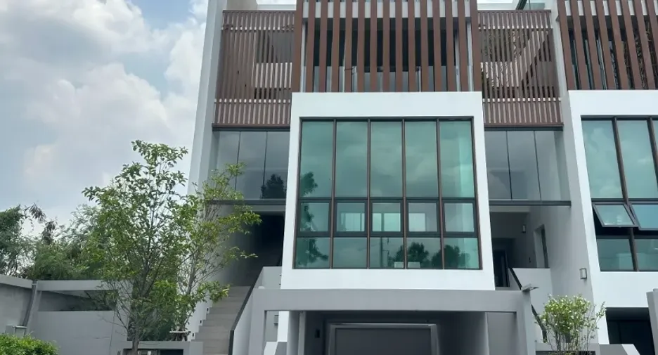 For rent and for sale 2 bedrooms office in Lat Phrao, Bangkok