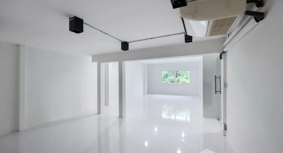 For rent 2 bedrooms retail Space in Watthana, Bangkok