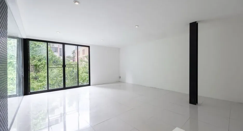 For rent 2 bedrooms retail Space in Watthana, Bangkok