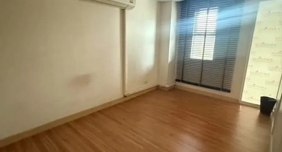 For rent 4 bedrooms townhouse in Yan Nawa, Bangkok