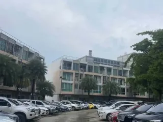 For rent 4 bedrooms townhouse in Yan Nawa, Bangkok