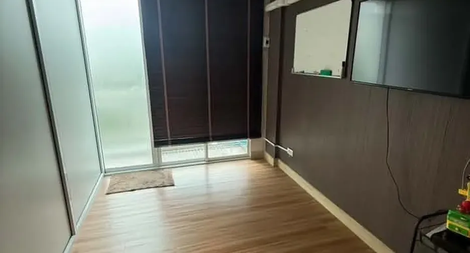 For rent 4 bedrooms townhouse in Yan Nawa, Bangkok