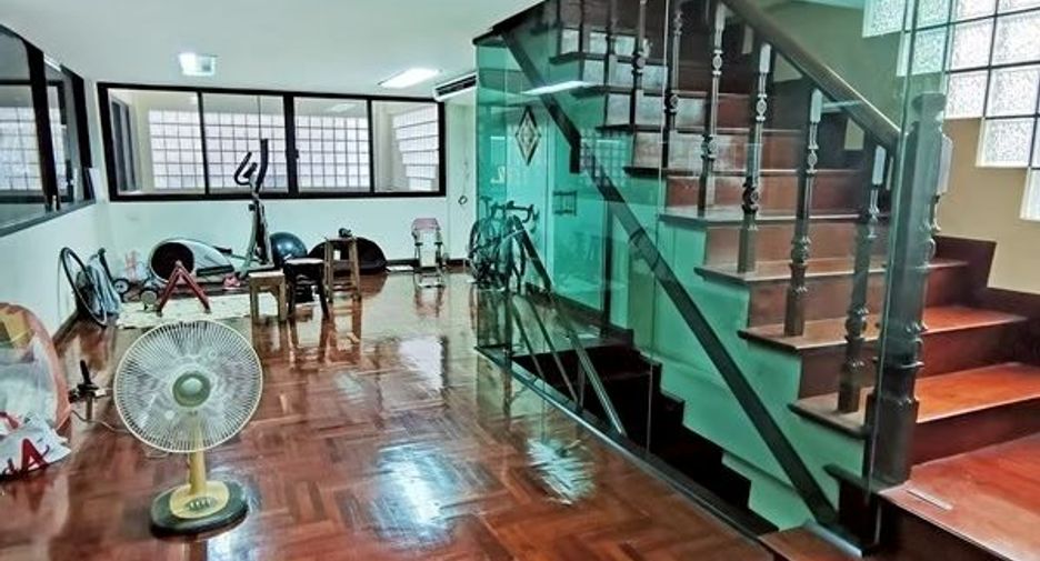 For sale 3 bedrooms townhouse in Bangkok Noi, Bangkok