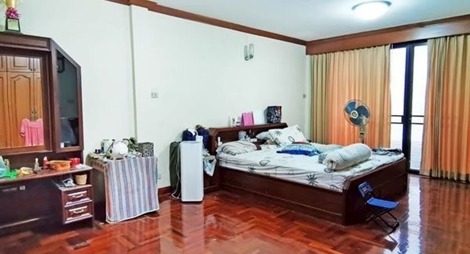For sale 3 bedrooms townhouse in Bangkok Noi, Bangkok