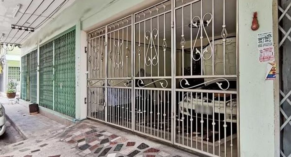 For sale 3 bedrooms townhouse in Bangkok Noi, Bangkok