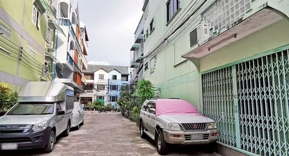 For sale 3 bedrooms townhouse in Bangkok Noi, Bangkok