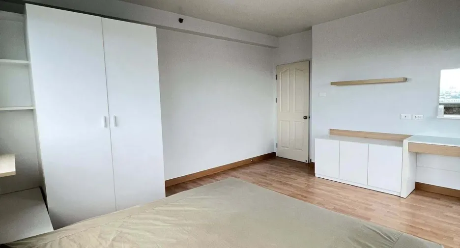For sale 3 bedrooms condo in Bang Phlat, Bangkok