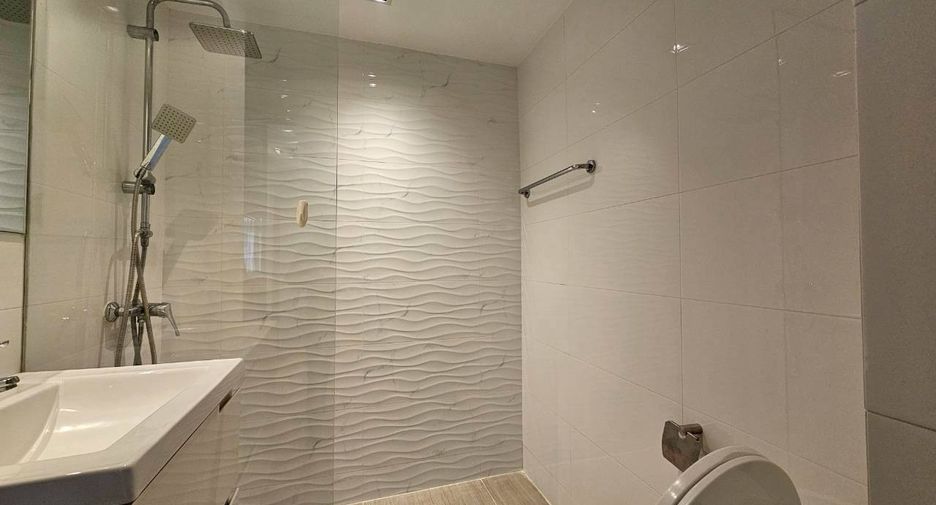 For rent 3 bedrooms condo in Watthana, Bangkok