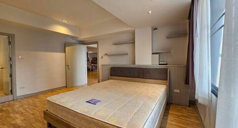 For rent 3 bedrooms condo in Watthana, Bangkok
