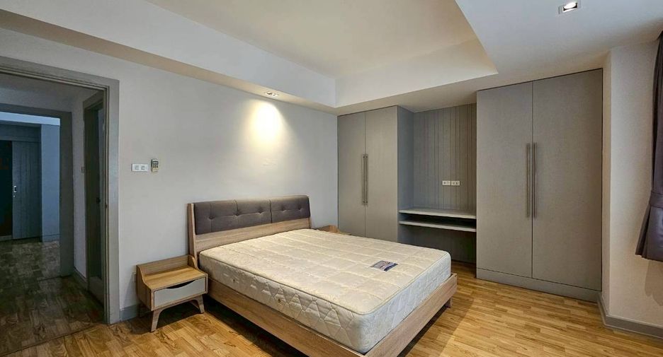 For rent 3 bedrooms condo in Watthana, Bangkok
