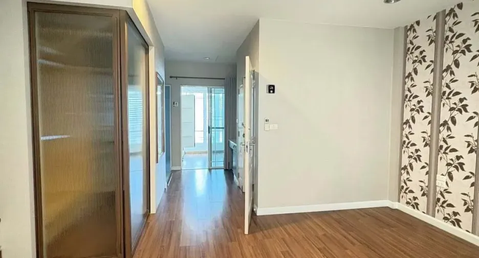 For rent 3 bedrooms townhouse in Mueang Nonthaburi, Nonthaburi