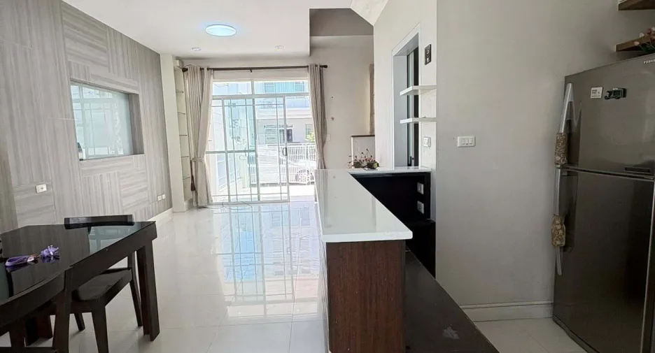 For rent 3 bedrooms townhouse in Mueang Nonthaburi, Nonthaburi
