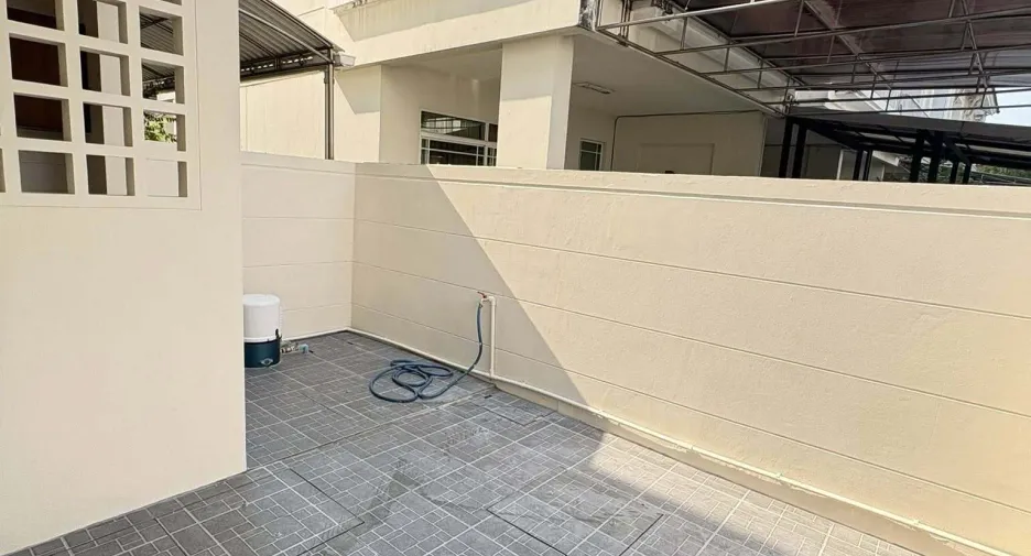 For rent 3 bedrooms townhouse in Mueang Nonthaburi, Nonthaburi