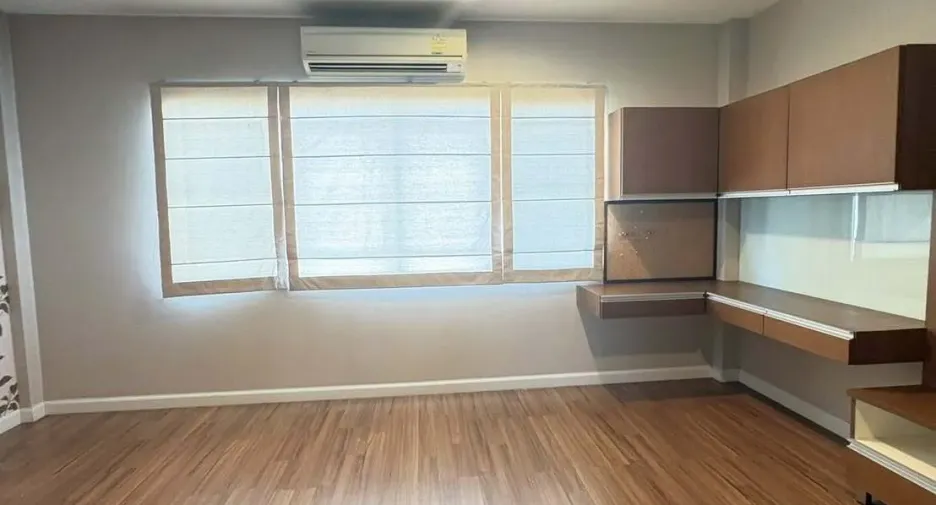 For rent 3 bedrooms townhouse in Mueang Nonthaburi, Nonthaburi