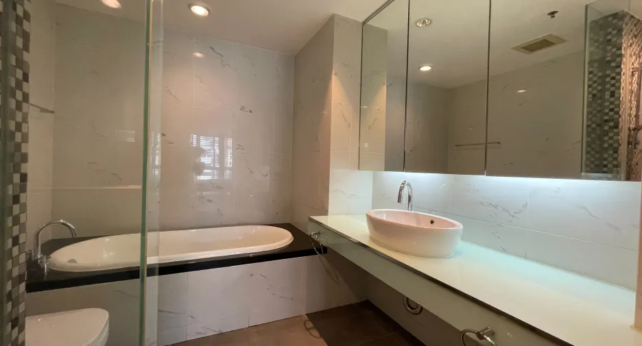 For rent 2 bedrooms condo in Sathon, Bangkok