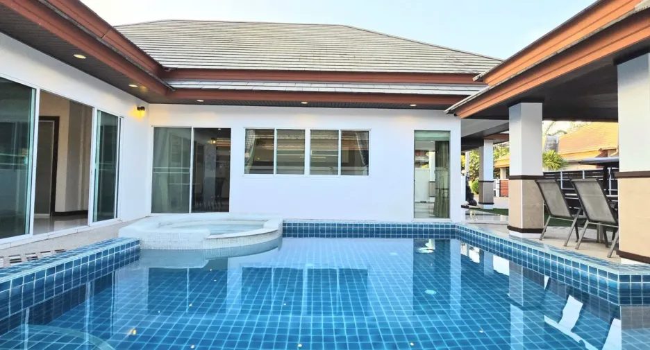 For rent 3 bedrooms villa in Huay Yai, Pattaya