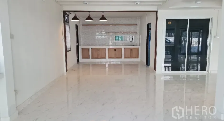 For rent 4 bedrooms house in Lat Phrao, Bangkok
