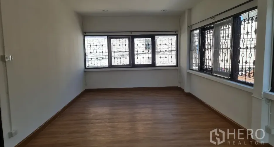 For rent 4 bedrooms house in Lat Phrao, Bangkok