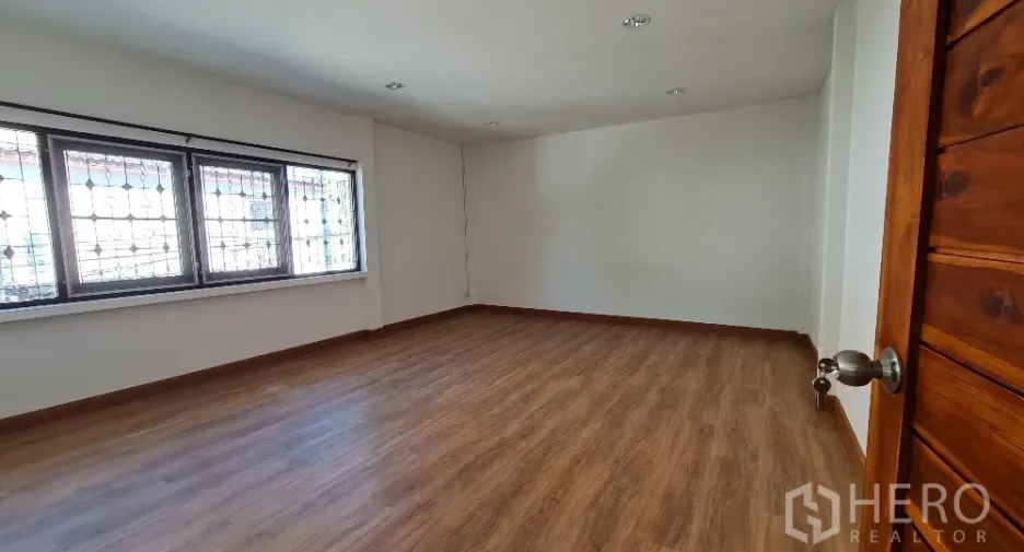 For rent 4 bedrooms house in Lat Phrao, Bangkok