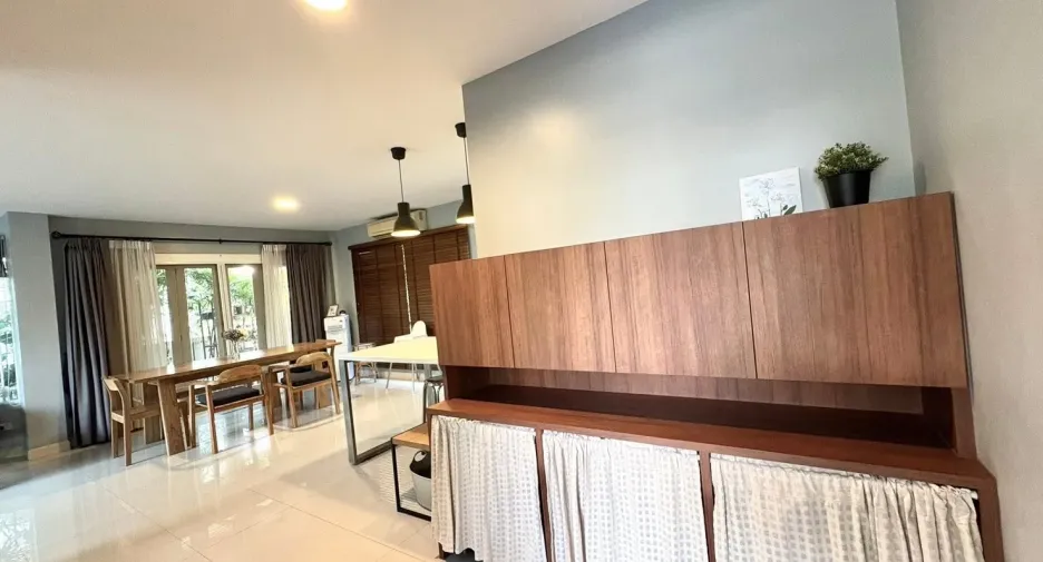 Casa en alquiler de 3 habitaciones en Prawet, Bangkok