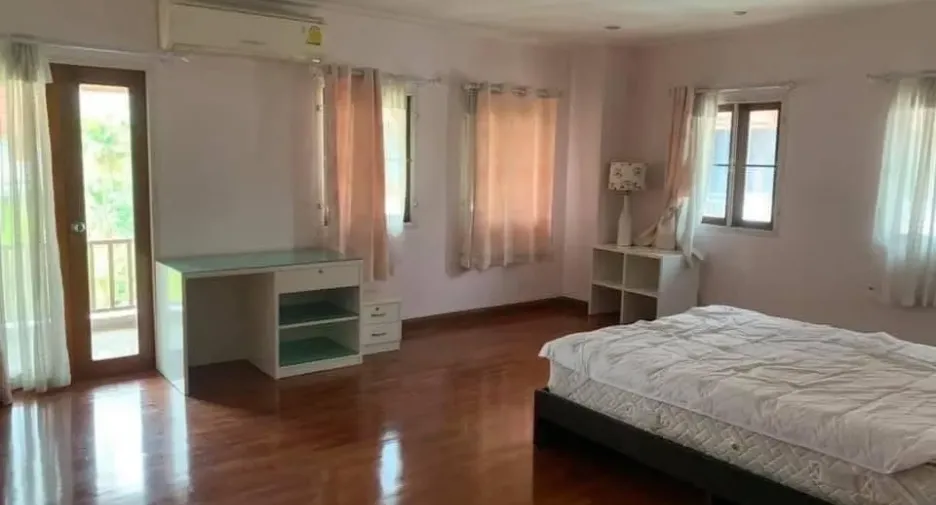 For rent 4 bedrooms townhouse in Watthana, Bangkok