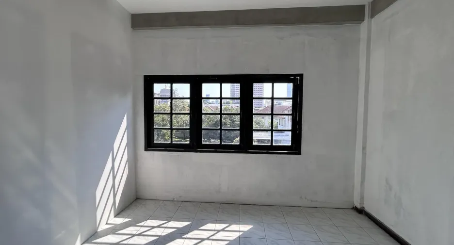 Oficina en alquiler y en venta de 5 habitaciones en Watthana, Bangkok