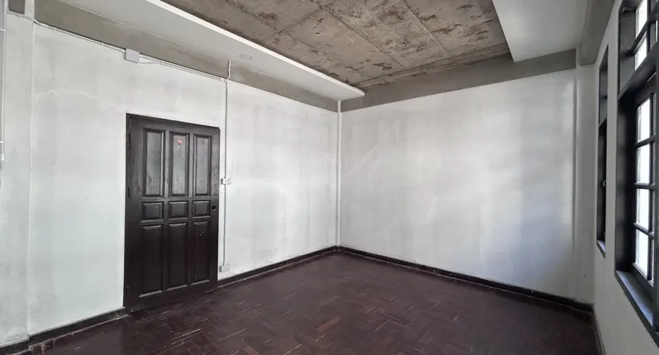 Oficina en alquiler y en venta de 5 habitaciones en Watthana, Bangkok