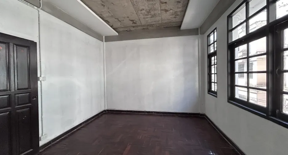 Oficina en alquiler y en venta de 5 habitaciones en Watthana, Bangkok