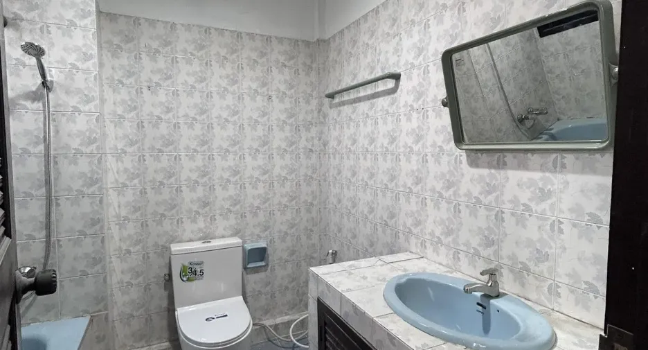 Oficina en alquiler y en venta de 5 habitaciones en Watthana, Bangkok