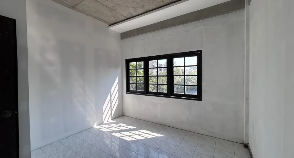 Oficina en alquiler y en venta de 5 habitaciones en Watthana, Bangkok