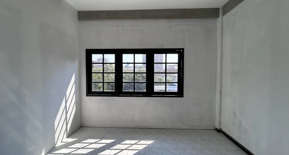 Oficina en alquiler y en venta de 5 habitaciones en Watthana, Bangkok