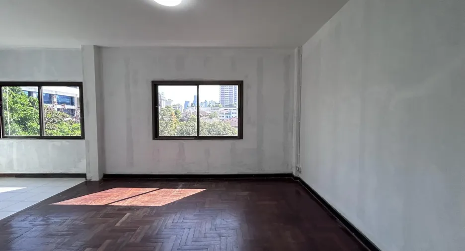 Oficina en alquiler y en venta de 5 habitaciones en Watthana, Bangkok