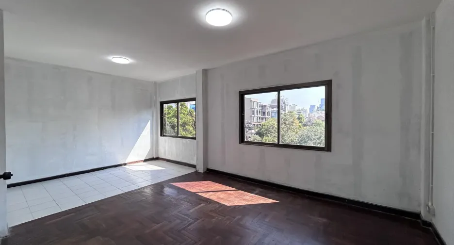 Oficina en alquiler y en venta de 5 habitaciones en Watthana, Bangkok