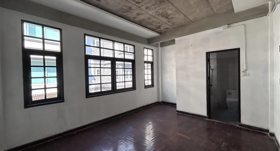 Oficina en alquiler y en venta de 5 habitaciones en Watthana, Bangkok