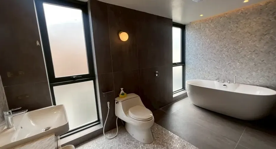 For rent and for sale office in Phra Khanong, Bangkok