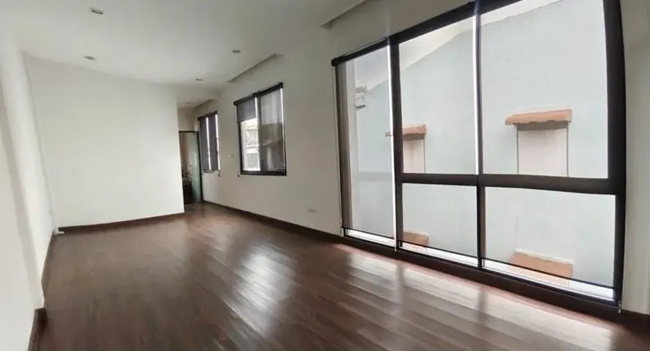 For rent and for sale 2 bedrooms retail Space in Pom Prap Sattru Phai, Bangkok