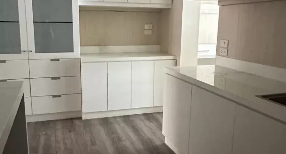 For sale retail Space in Watthana, Bangkok