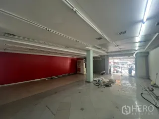 For rent retail Space in Watthana, Bangkok