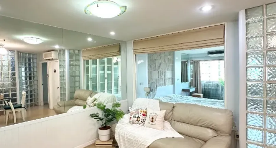 For rent 3 bedrooms condo in Yan Nawa, Bangkok