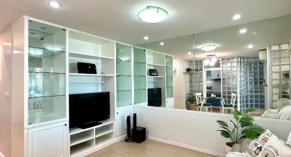 For rent 3 bedrooms condo in Yan Nawa, Bangkok
