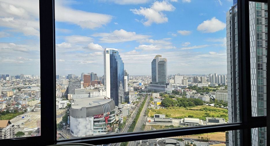 For rent 2 bedrooms condo in Huai Khwang, Bangkok