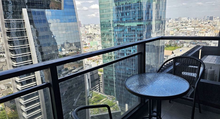 For rent 2 bedrooms condo in Huai Khwang, Bangkok