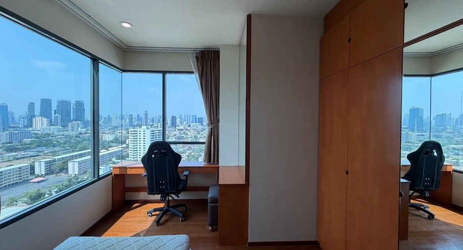 For rent 2 bedrooms condo in Yan Nawa, Bangkok