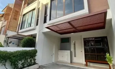 Casa adosada en alquiler de 4 habitaciones en Phra Khanong, Bangkok