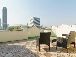 À louer 5 chambres maison de ville à Watthana, Bangkok